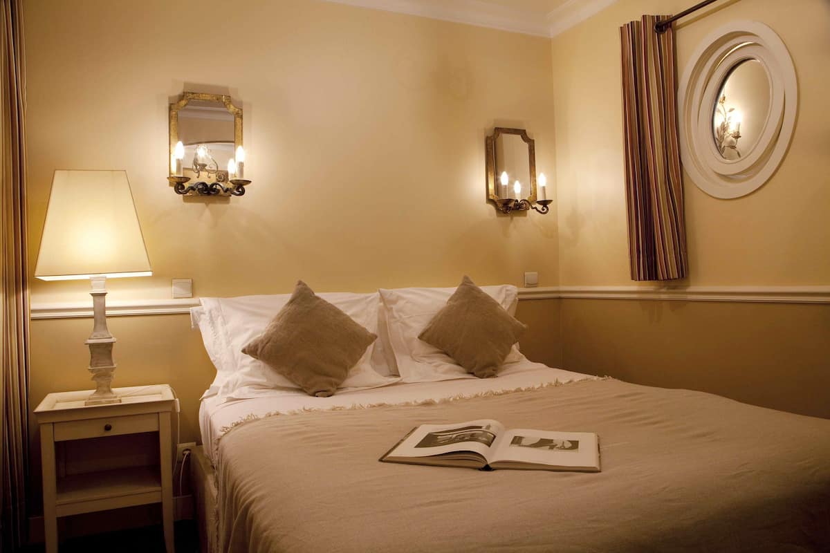Deluxe Studio, Kitchen | Premium bedding, Select Comfort beds, in-room safe, blackout drapes