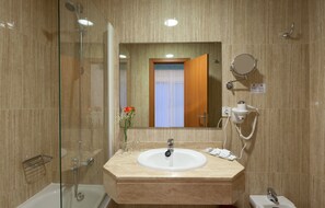 Habitación individual | Baño | Ducha y bañera combinadas, secador de pelo y toallas