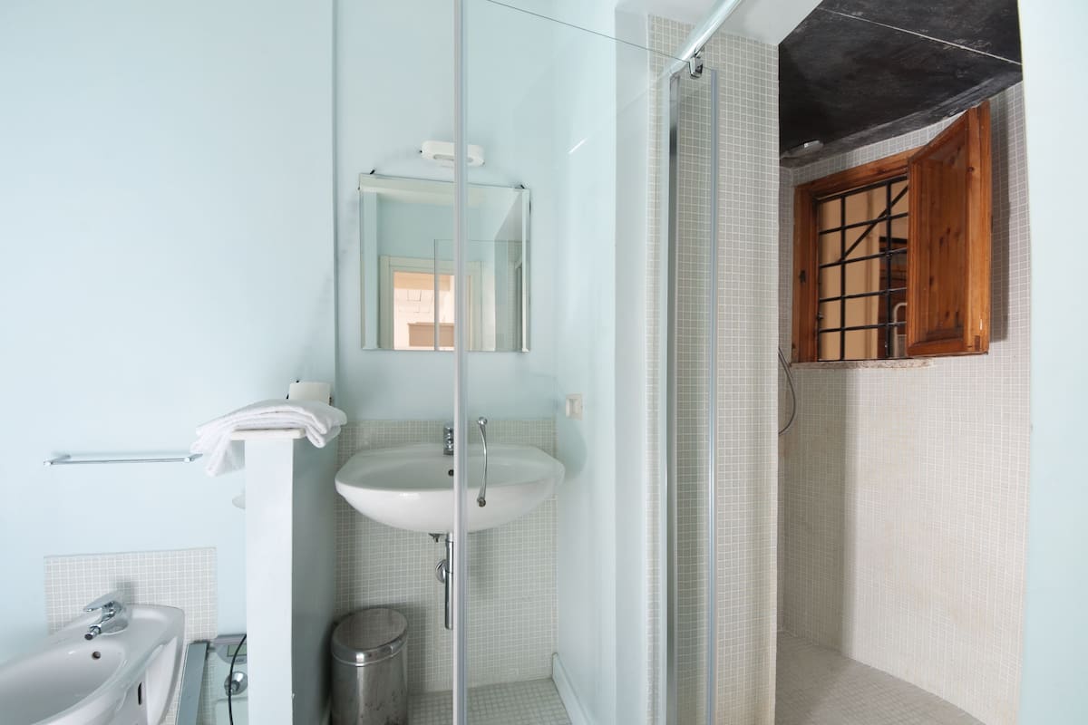 Set di cortesia gratuito, asciugacapelli, bidet, asciugamani