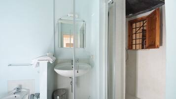 Artículos de tocador gratuitos, secador de pelo, bidet, toallas