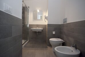 Chambre Quadruple | Salle de bain | Articles de toilette gratuits, s èche-cheveux, bidet, serviettes fournies