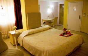 Executive Double Room | Down duvets, minibar, in-room safe, individually furnished - Theranda Hotel (Tirana)