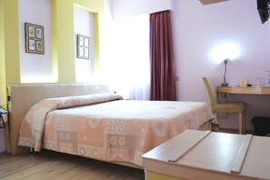 Down comforters, minibar, in-room safe, individually furnished - Theranda Hotel (Tirana)