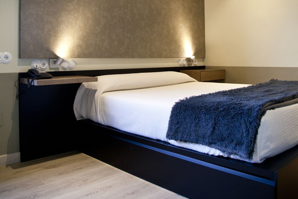 Caixa forta a l'habitació, escriptori, wifi gratuïta i roba de llit
