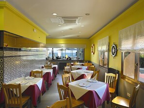 S'hi serveixen plats de cuina local