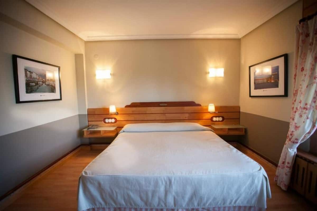 Tallelokero huoneessa, työpöytä, ilmainen Wi-Fi, vuodevaatteet