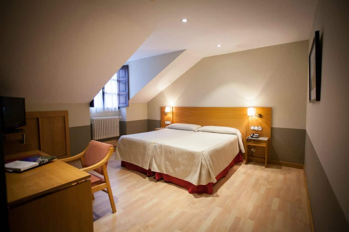 Caixa forta a l'habitació, escriptori, wifi gratuïta i roba de llit