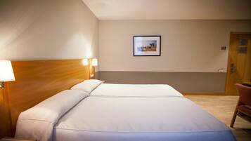 Habitación doble - Quintamar (adulto) | Caja fuerte, escritorio, wifi gratis y ropa de cama