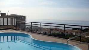 Piscina en la azotea con vistas a la ciudad y al mar.