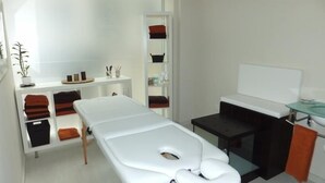 A clinical examination room with a treatment table, a computer, and a sink. - Aguadulce (Roquetas de Mar)