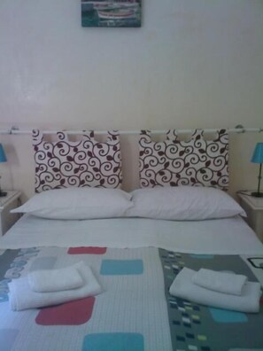 Egyptian cotton sheets, down comforters, memory foam beds, desk - Prince Inn (Rome)