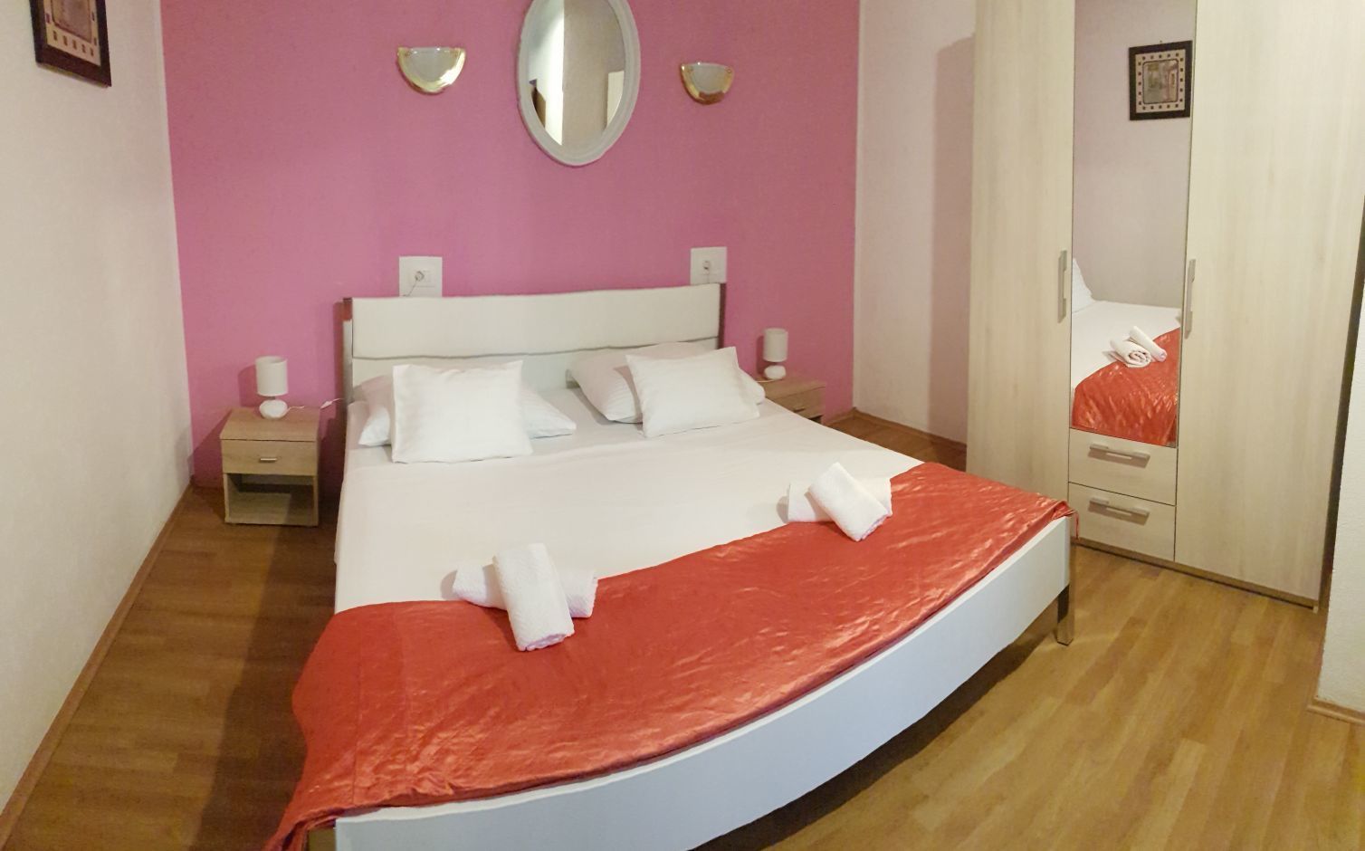 Quarto casal | Escrivaninha, quartos à prova de som, ferros/tábuas de passar roupa