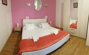 Bureau, chambres insonorisées, fer et planche à repasser, Wi-Fi gratuit