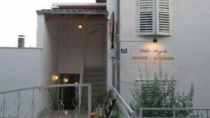 A building with a sign that reads "Villa Soprano ROSE ROOM." - Villa Angela (Split)