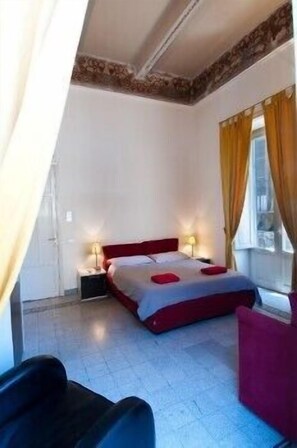 Biancheria da letto di alta qualità, una scrivania, tende oscuranti