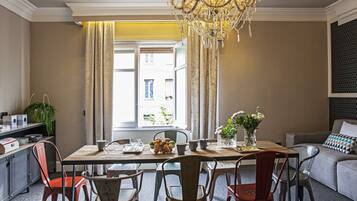 Habitación estándar con 1 cama doble o 2 individuales | Zona de estar | Una televisión