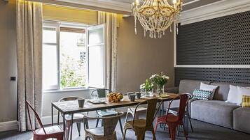 Habitación estándar con 1 cama doble o 2 individuales | Zona de estar | Una televisión