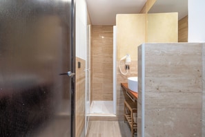 Estudio básico, 1 habitación | Baño | Ducha, secador de pelo y toallas