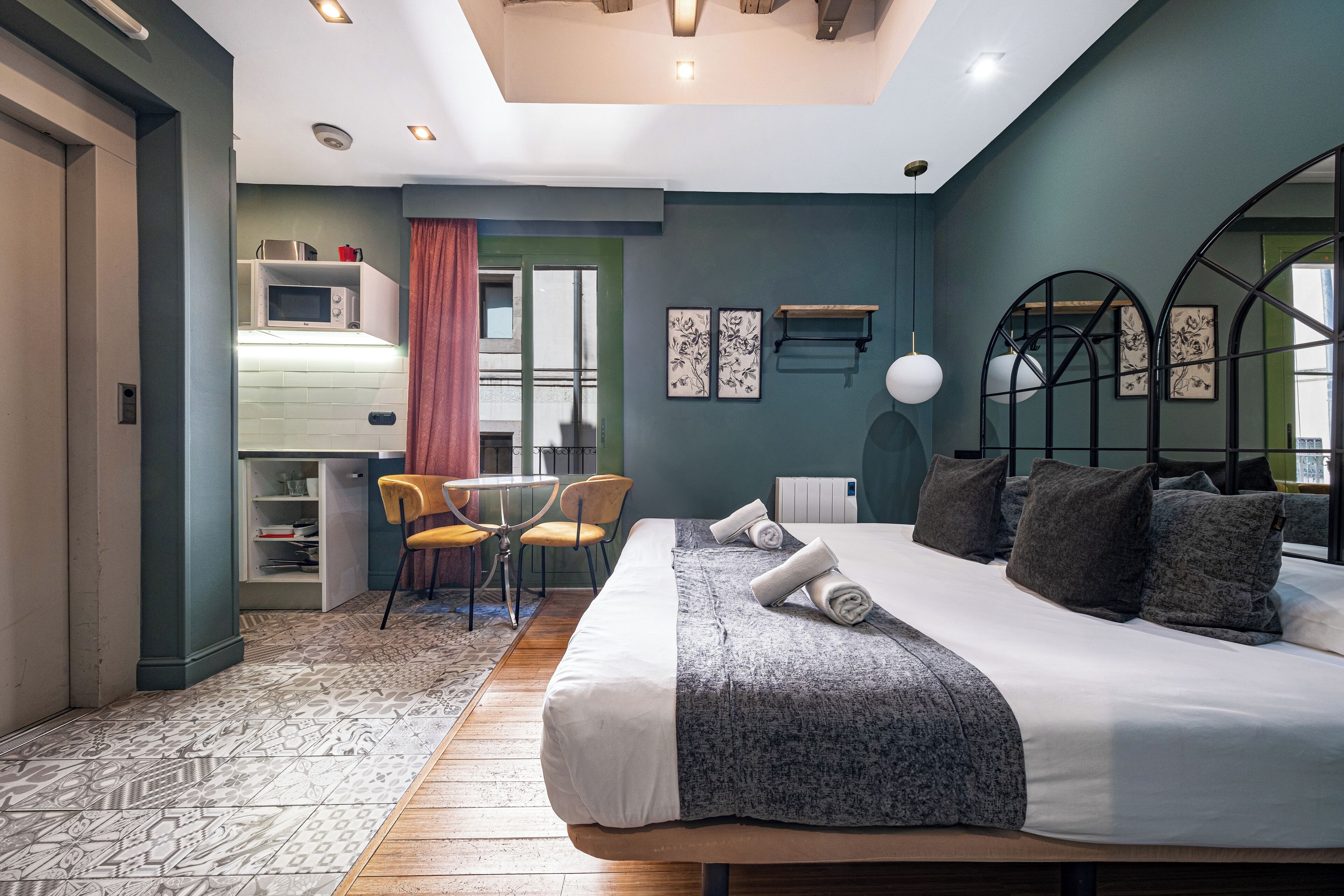 Standard Studio, 1 Bedroom, Balcony | 1 bedroom, iron/ironing board, free WiFi, bed sheets