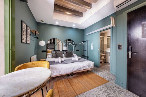 Ainb Born-damas Apartments