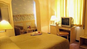 Triple Room | In-room safe, desk, iron/ironing board (on request), WiFi (free) - Hotel La Capannina (Genoa)