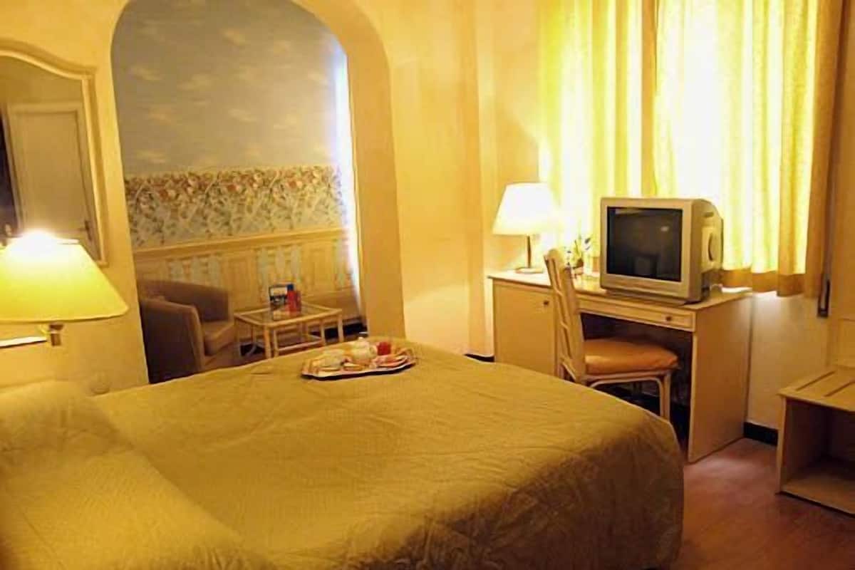 Triple Room | In-room safe, desk, iron/ironing board (on request), WiFi (free)