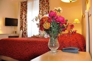 Quadruple Room | In-room safe, desk, iron/ironing board, free WiFi