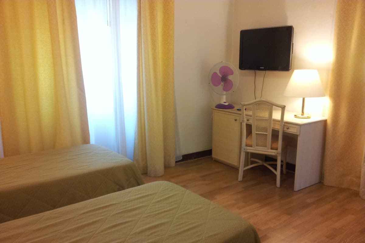 Double Room | In-room safe, desk, iron/ironing board (on request), WiFi (free)