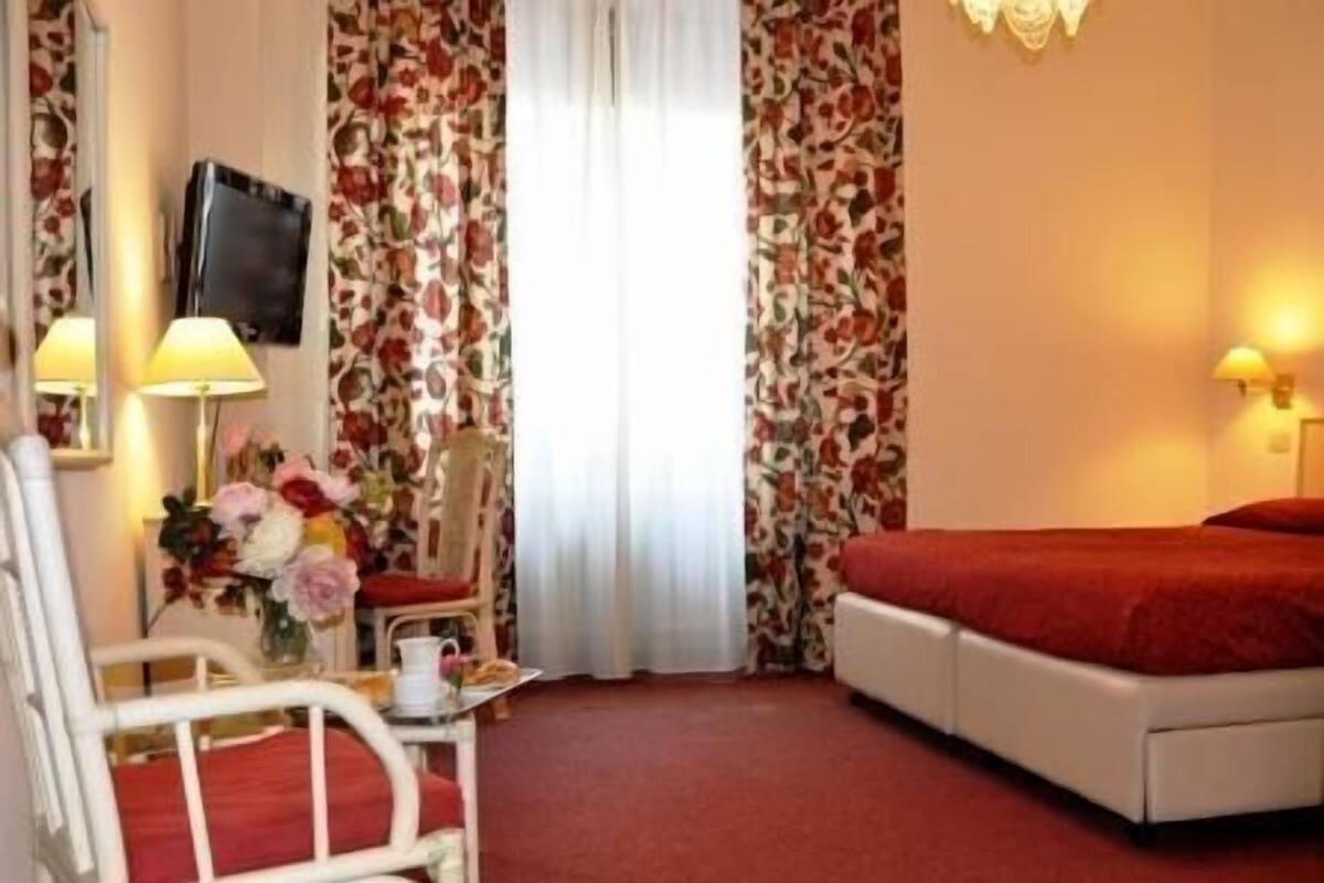 Single Room | In-room safe, desk, iron/ironing board (on request), WiFi (free)