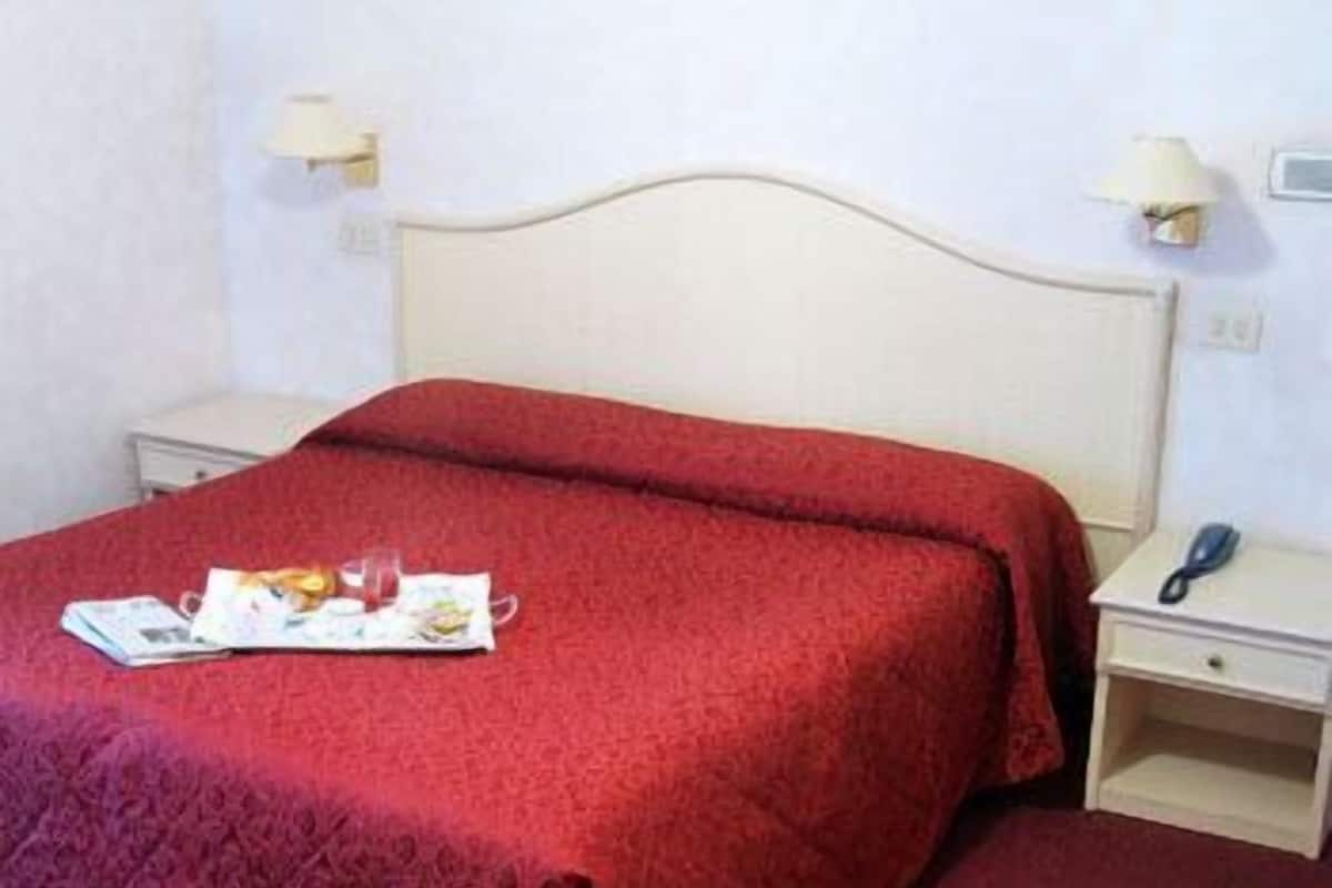 In-room safe, desk, iron/ironing board (on request), WiFi (free)