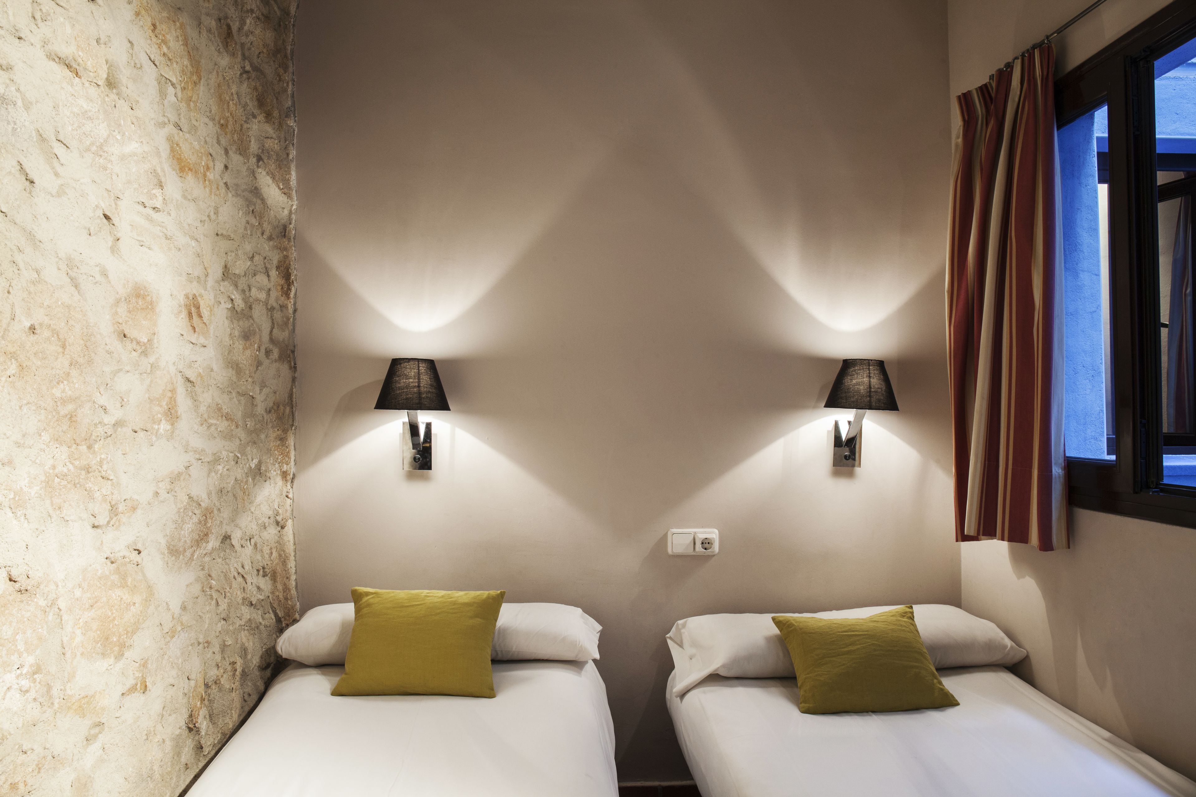 Standard-Apartment, 2 Schlafzimmer, Balkon | Bügeleisen/Bügelbrett, kostenloses WLAN, Bettwäsche