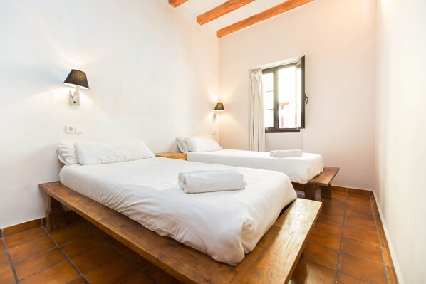 Departamento estándar, 2 habitaciones, balcón | Tabla de planchar con plancha, wifi gratis y ropa de cama 