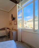 Camera tripla | Copriletto in piuma, minibar, una scrivania, tende oscuranti