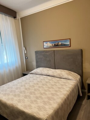 Phòng đôi | Chăn bông, minibar, bàn, màn/rèm cản sáng 