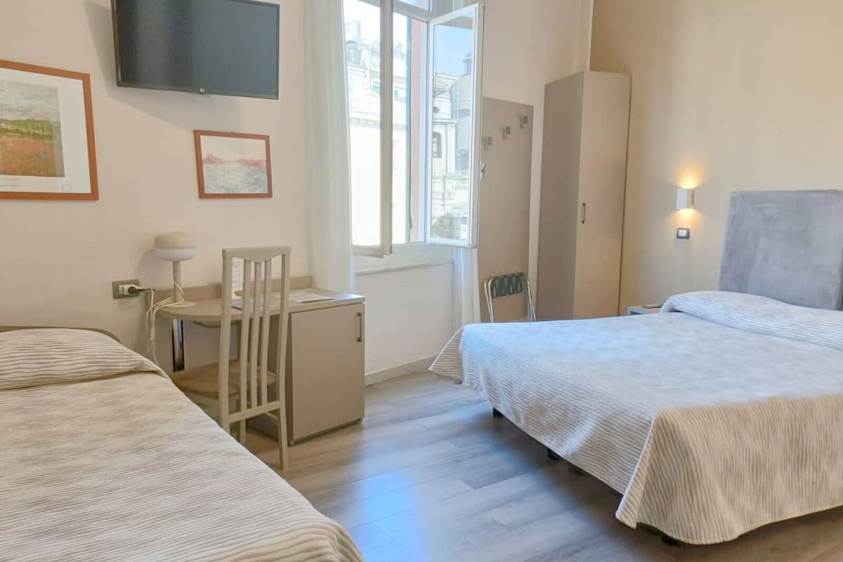 Cubrecamas, minibar, escritorio y cortinas blackout 