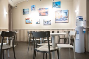 Café da manhã com buffet todos os dias mediante uma taxa