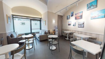 Colazione a buffet, servita tutte le mattine (8.00 EUR a persona) 