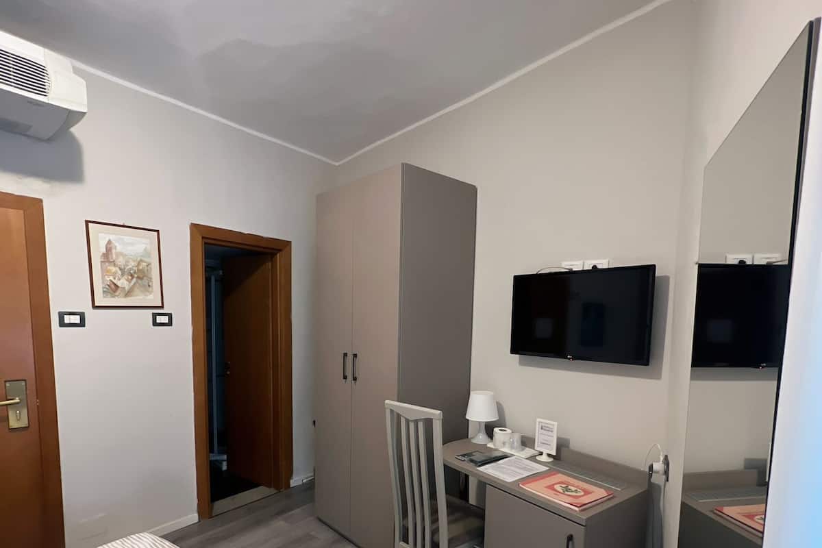 Cubrecamas, minibar, escritorio y cortinas blackout 