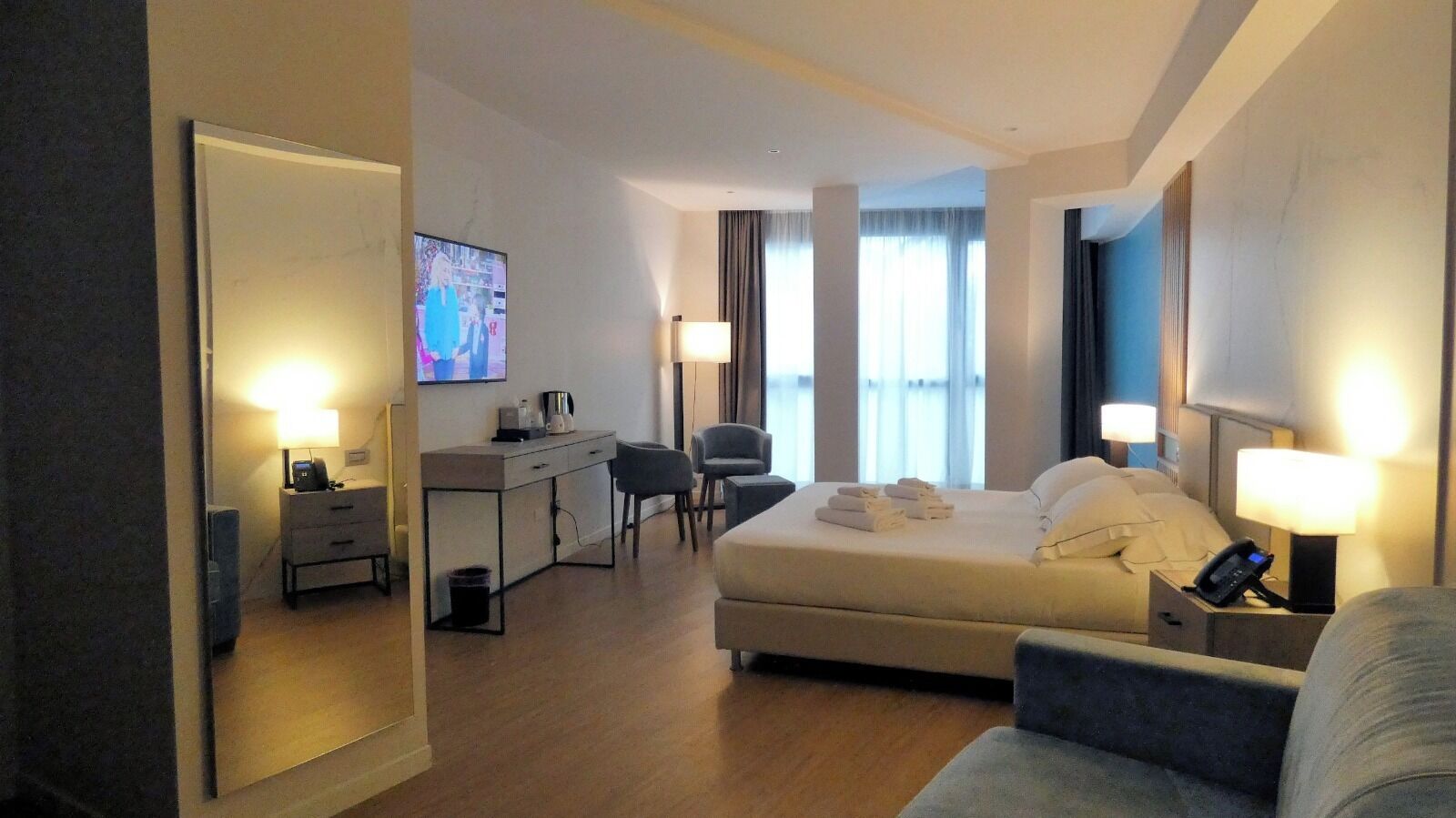 Minibar, caja de seguridad en la habitación, escritorio y wifi gratis 