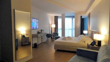 Comfort Triple Room | Minibar, in-room safe, desk, free WiFi