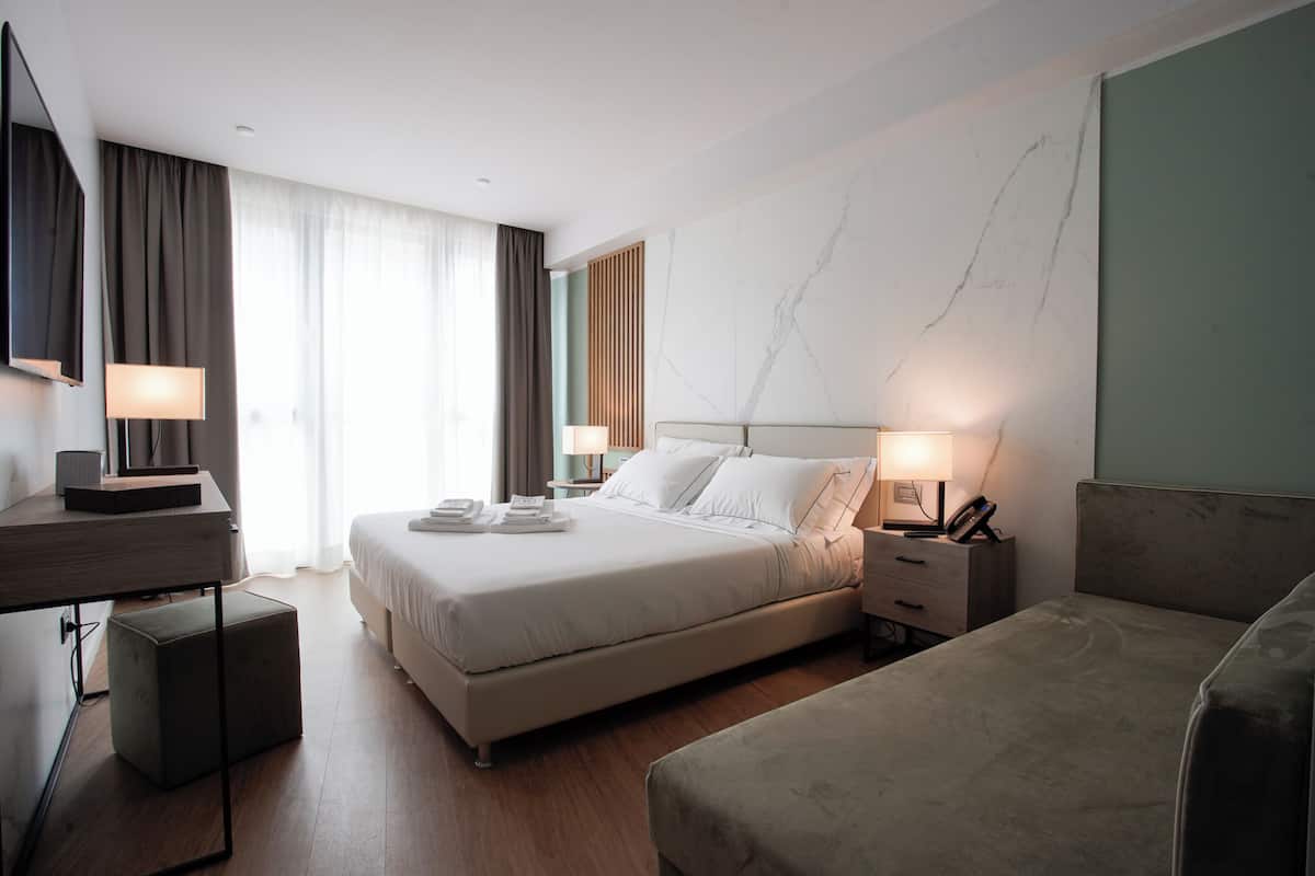 Chambre triple Junior | Minibar, coffre-fort, accès au Wi-Fi (inclus), literie fournie