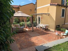 Se sirven cenas y cocina italiana, con vista al mar 