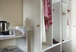Habitación, vistas al jardín | Minibar, caja fuerte, sistema de insonorización y camas supletorias