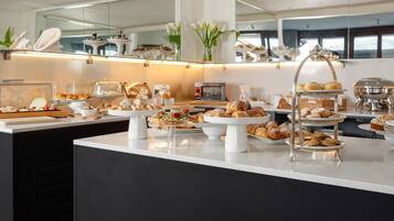 Se sirven cenas y cocina italiana (con vistas al mar)