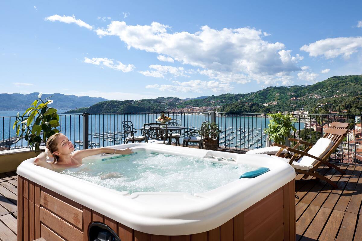 Deluxe Double Room, Hot Tub, Ocean View | Room amenity