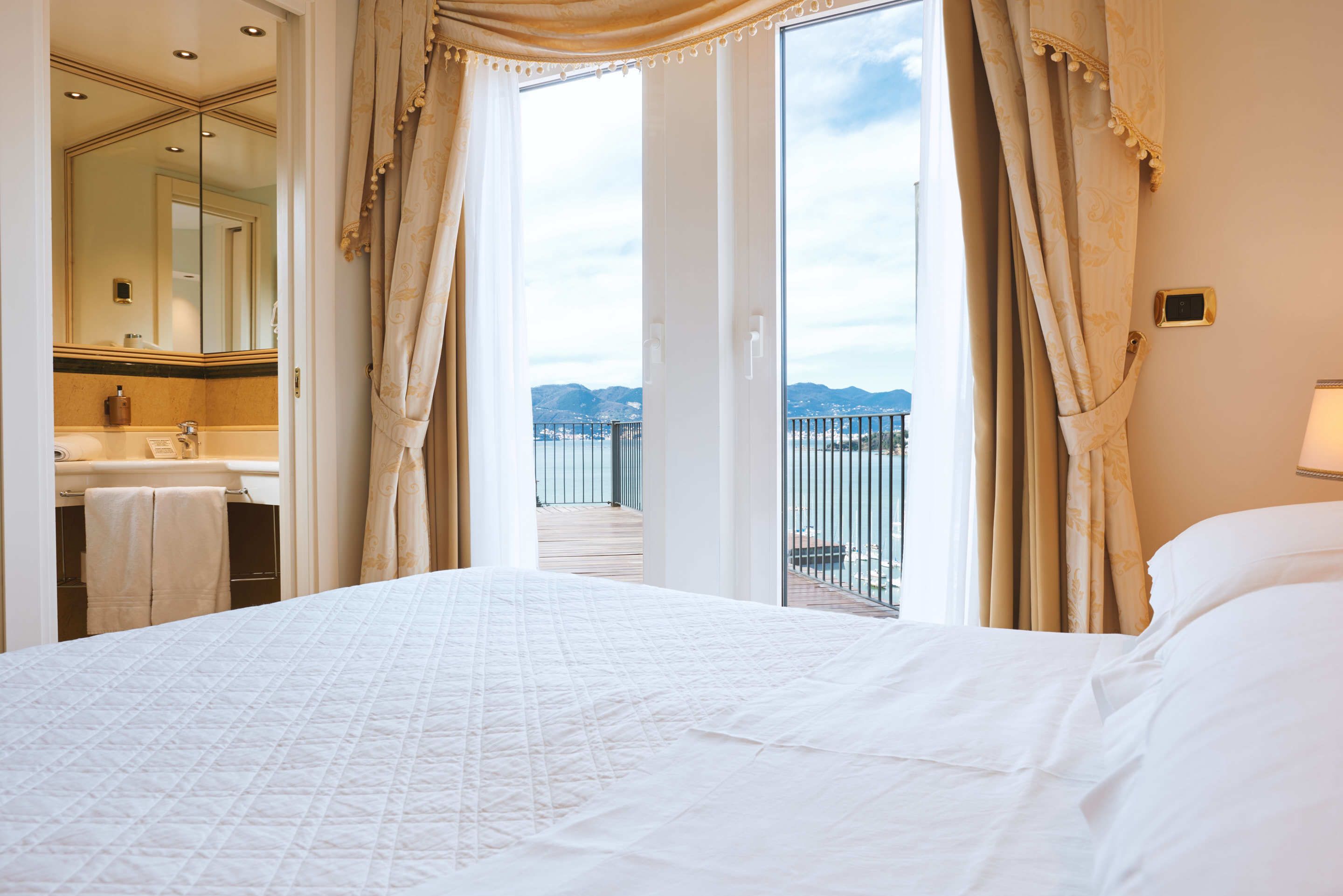 Deluxe-Doppelzimmer, Whirlpool, Meerblick | Minibar, Zimmersafe, schallisolierte Zimmer, Zustellbetten