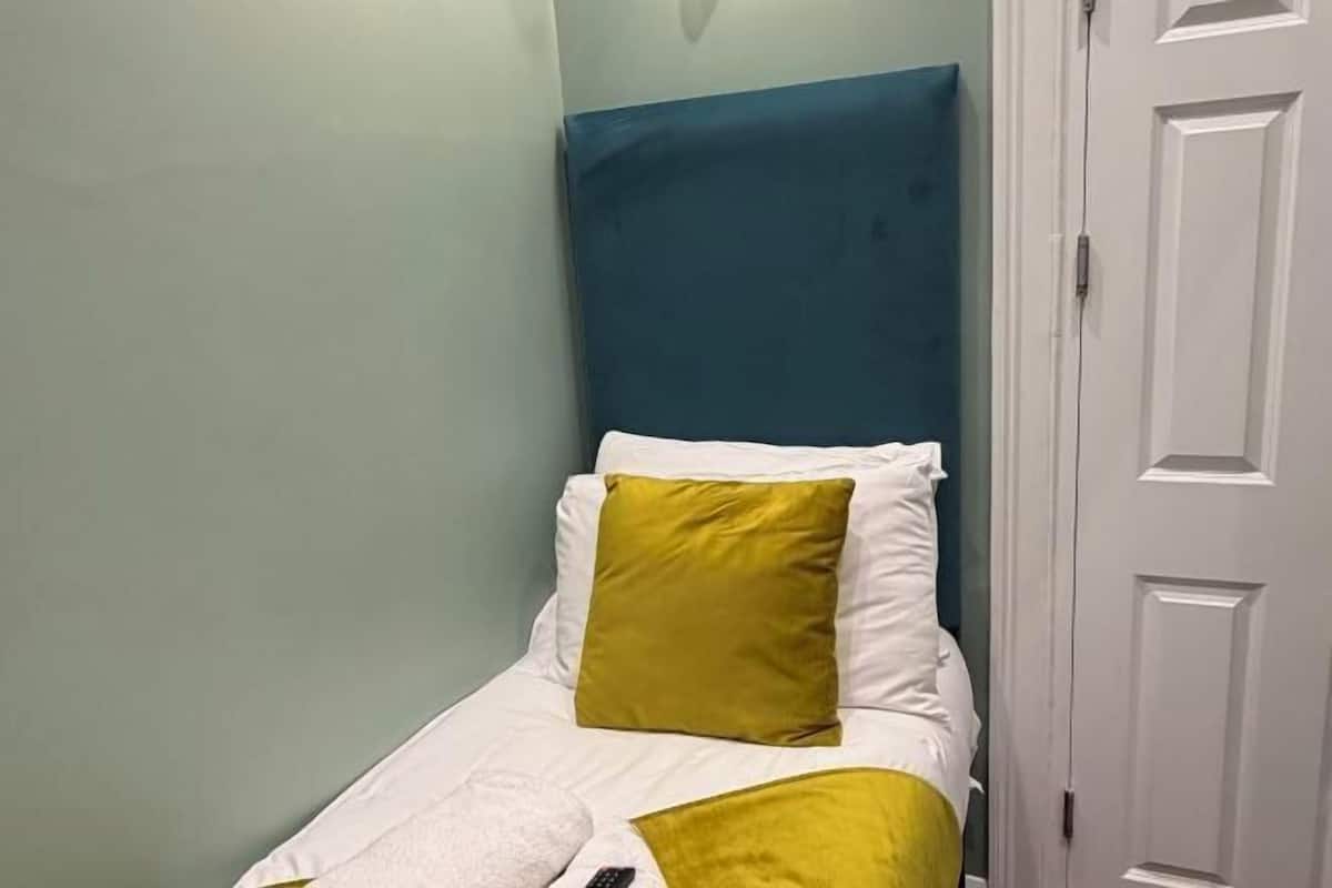 Safe på rommet, skrivebord og skrivebord for bærbar PC