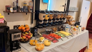 Un bufé con diversos alimentos y salsas.