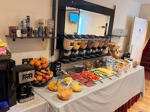 Free daily continental breakfast - Bloomsbury Palace Hotel (London)