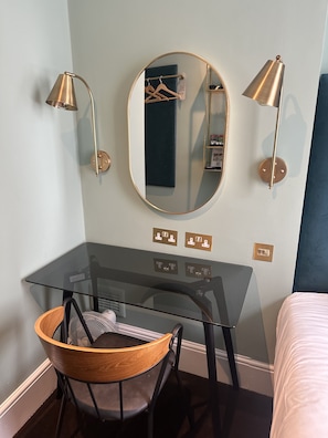 이코노미 더블룸 | 객실 내 금고, 책상, 노트북 작업 공간, 암막 커튼